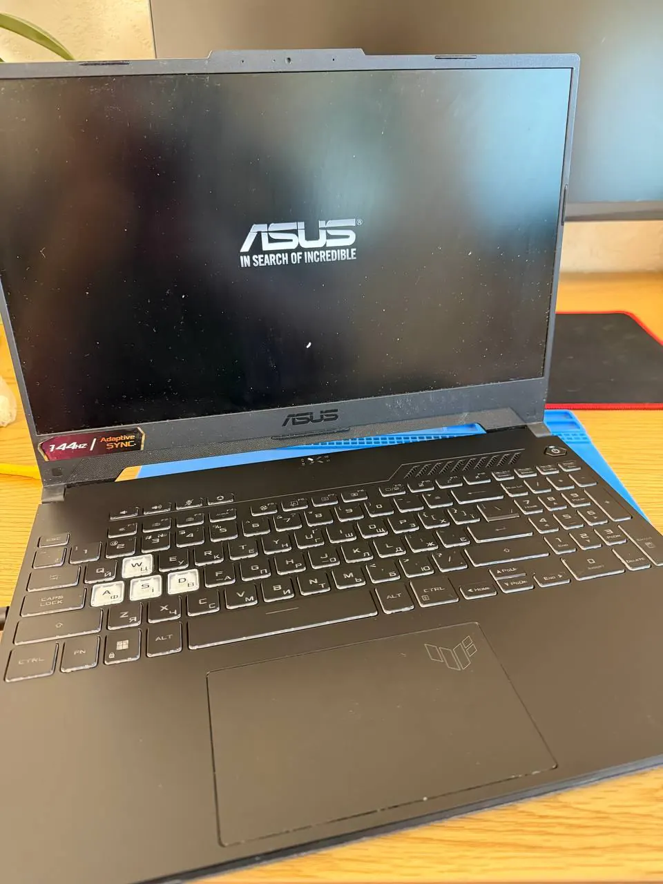 Ноутбук ASUS під час встановлення Windows